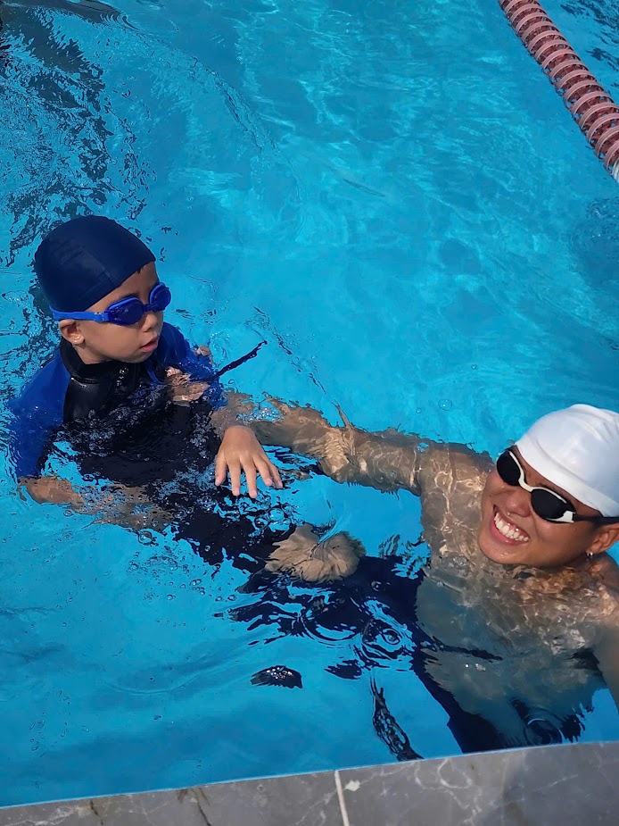 Coach DPT Swim hướng dẫn học viên tại hồ bơi